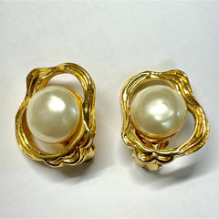 Vintage CHANEL gold tone oyster earrings with round pearl. Unique statement piece. Collectible. Great gift idea. 050905ac1