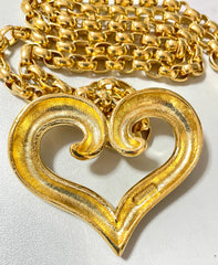 Vintage Nina Ricci large chain necklace with large heart pendant top. 050919ya1