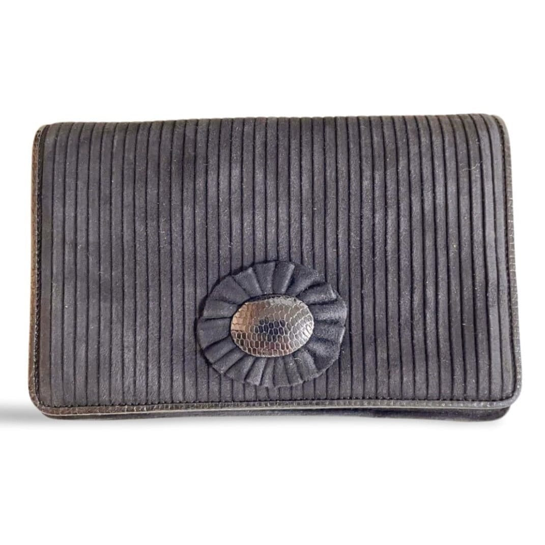 Vintage Bottega Venetia black suede clutch bag with bow motif and a built-in mirror. 051009ap2