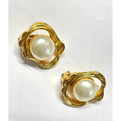 Vintage CHANEL gold tone oyster earrings with round pearl. Unique statement piece. Collectible. Great gift idea. 050905ac1