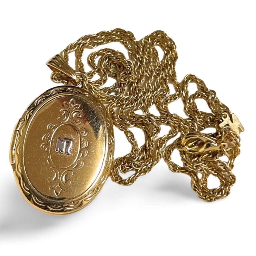 MINT. Vintage NINA RICCI golden chain necklace with logo engraved photo case top. Must have rare jewelry. 050917ya1