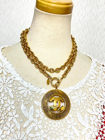 Vintage CHANEL golden necklace with a large cutout round CC mark pendant top. Classic and simple jewelry. Beautiful jewelry piece. 050816ys1