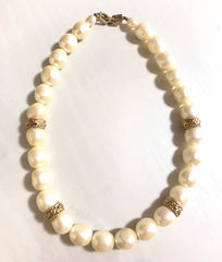 Vintage Givenchy baroque faux pearl and golden twist charm necklace. Elegant jewelry piece. 0406102