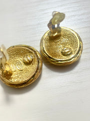 1990s. Vintage CHANEL golden round earrings with twisted frames and CC mark. Classic vintage Chanel jewelry. 070624ac1