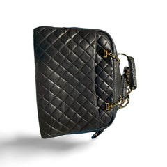Vintage CHANEL black lamb leather large bag with double golden chain strap and a CC pull charm. Perfect daily bag. ailee zipper. 060423ac2