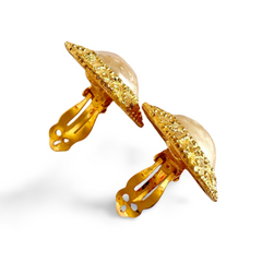 Vintage CHANEL round earrings with elaborated golden frames, faux pearl earrings. Rare Chanel vintage jewelry. 060728br9