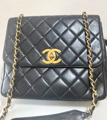 Vintage Chanel classic large black lambskin 2.55 square shape chain shoulder bag with golden large CC closure. Must have purse. 0404081