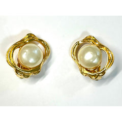 Vintage CHANEL gold tone oyster earrings with round pearl. Unique statement piece. Collectible. Great gift idea. 050905ac1
