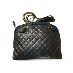 Vintage CHANEL black lamb leather large bag with double golden chain strap and a CC pull charm. Perfect daily bag. ailee zipper. 060423ac2