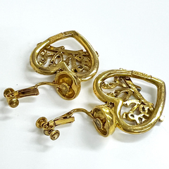 Vintage Moschino golden earrings with arabesque heart antique design. Mod and chic jewelry from Moschino. 060816y1