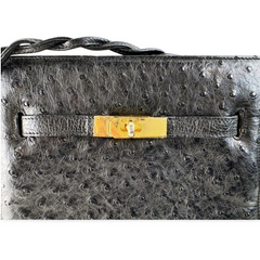 Vintage BALLY genuine ostrich leather kelly ado sport style shoulder bag purse with gold tone hardware and twisted straps. 061024y1