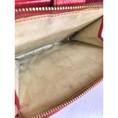Vintage CHANEL red caviar skin round zipper wallet with CC stitch mark.  Best vintage gift. 0502061