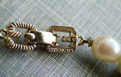 Vintage Givenchy baroque faux pearl and golden twist charm necklace. Elegant jewelry piece. 0406102