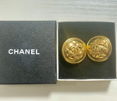 Vintage CHANEL gold tone matelasse round earrings with CC mark. Classic vintage Chanel jewelry. 070217ys1