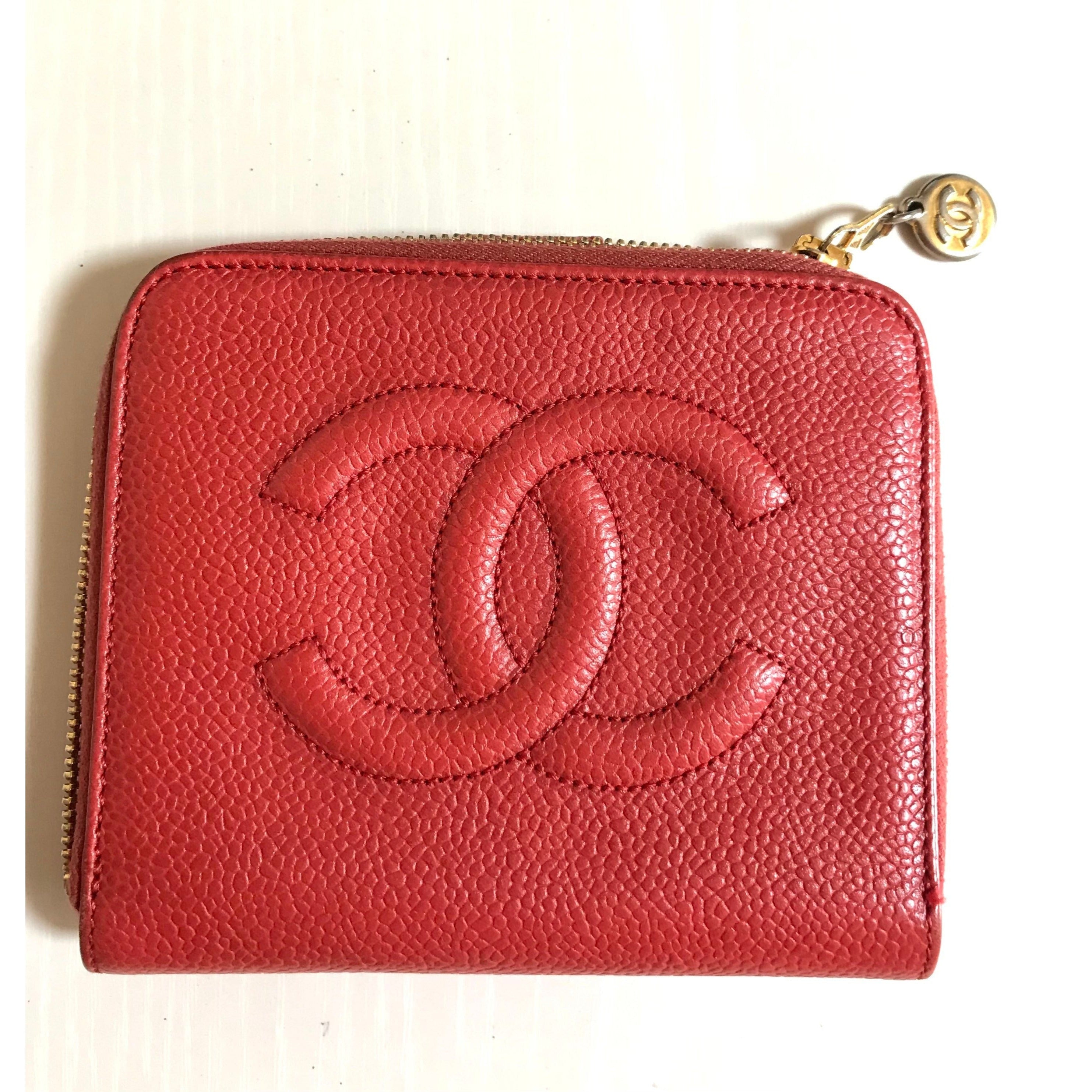 Vintage CHANEL red caviar skin round zipper wallet with CC stitch mark.  Best vintage gift. 0502061