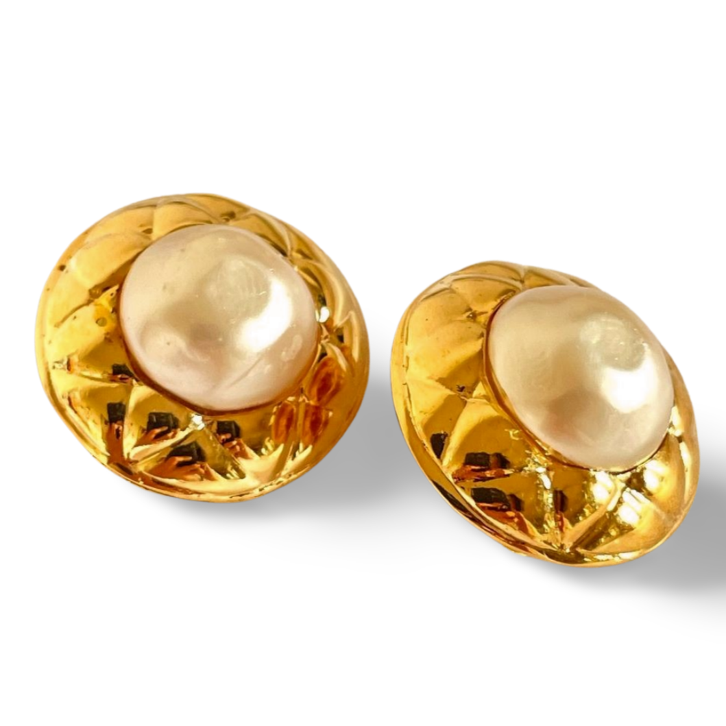 Vintage CHANEL golden round earrings with faux pearl and matelasse gold frame. 060728br10