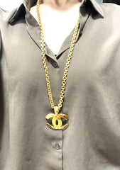 Vintage CHANEL chain necklace with a large CC mark pendant top. Gorgeous masterpiece jewelry. 050323re11