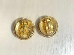 1990s. Vintage CHANEL golden round earrings with twisted frames and CC mark. Classic vintage Chanel jewelry. 070624ac1