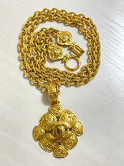 MINT. Vintage CHANEL chain necklace with large arabesque petal flower pendant top and CC mark. Gorgeous masterpiece jewelry. 050510ra4