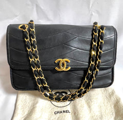 80's vintage Chanel black 2.55 shoulder bag with wavy stitches and rope strings and gold chain strap. Very rare piece from the era. 050730ra