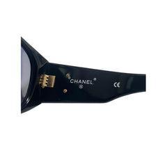 Vintage CHANEL black frame sunglasses with large CC motifs and matelasse at sides. Mod and chic eyewear you must get. 080915ys1