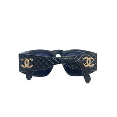 Vintage CHANEL black frame sunglasses with large CC motifs and matelasse at sides. Mod and chic eyewear you must get. 080915ys1