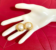 Vintage CHANEL gold tone round earrings with faux pearl and matelasse gold frame. 050403ys3