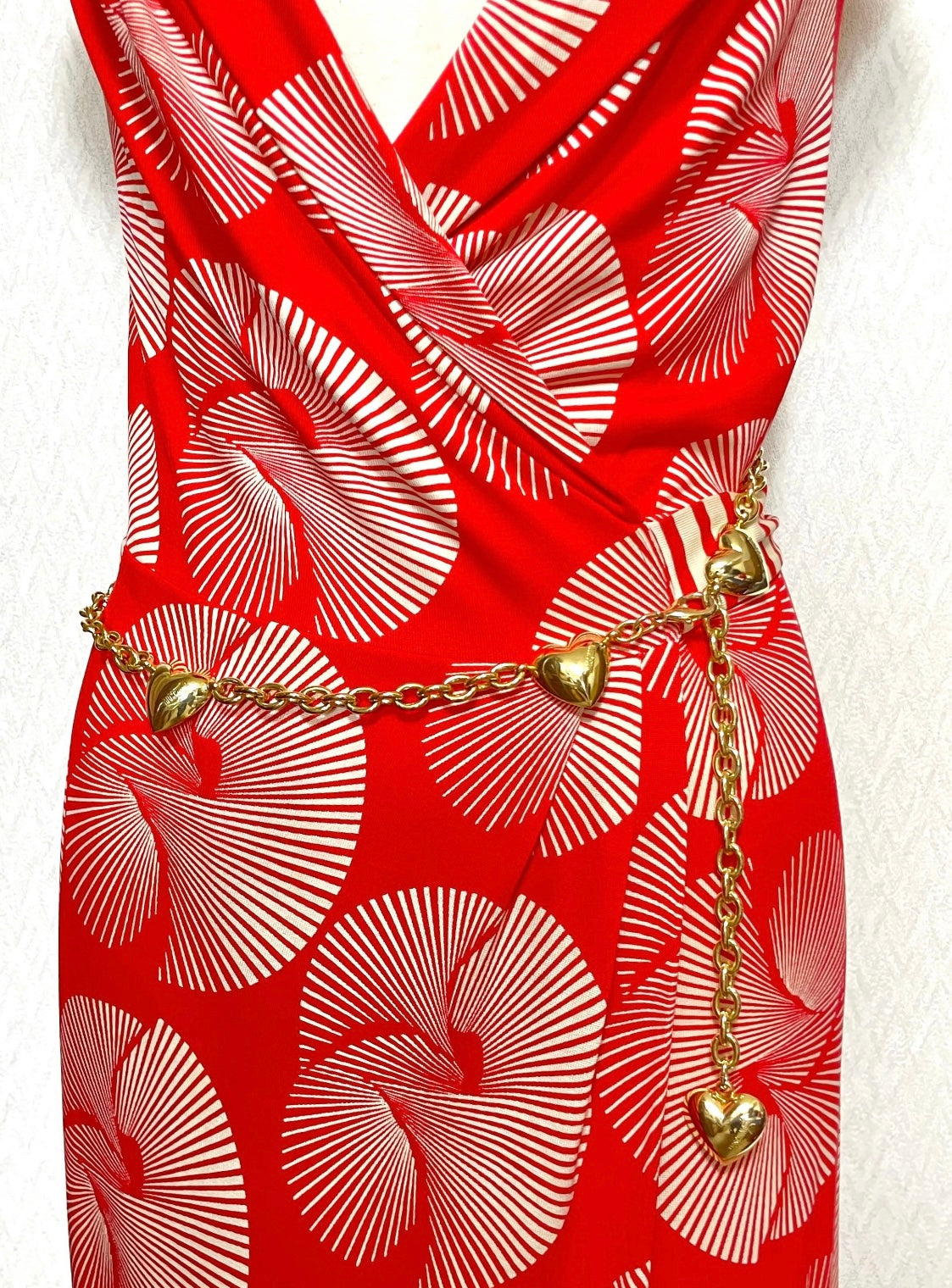 W2 Vintage Moschino golden chain belt with logo embossed heart charms. Can be necklace too. Chic and mod accessory piece. 0407211re5