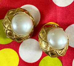 Vintage CHANEL gold tone round earrings with faux pearl and matelasse gold frame. 050403ys3