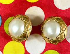 Vintage CHANEL gold tone round earrings with faux pearl and matelasse gold frame. 050403ys3