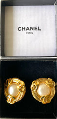 Vintage CHANEL large golden round earrings with faux pearl and CC motifs. Big size earrings. 050601ya4