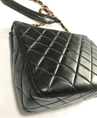 Vintage Chanel classic large black lambskin 2.55 square shape chain shoulder bag with golden large CC closure. Must have purse. 0404081