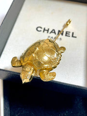 Vintage CHANEL golden turtle pin brooch with CC mark. Can be used for scarf, hat, shawl, jacket, and anything you can think of. 0408243