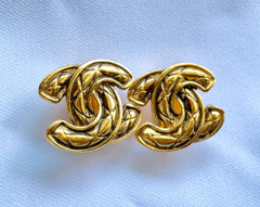 Vintage CHANEL earrings with matelasse CC marks. Beautiful and rare jewelry. 050327ya1