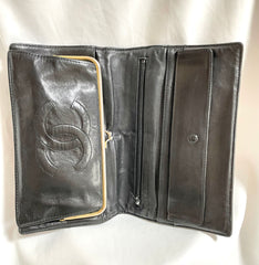 Vintage CHANEL black lambskin oval stitch clutch bag, wallet, pouch, mini purse, coin case with kiss lock case. 0410243