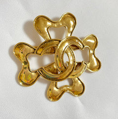 Vintage Chanel large flower clover brooch with CC mark. Gorgeous masterpiece jewelry. 0408244