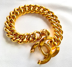 W5 Vintage Chanel turn lock CC chain bracelet. Must have 90s jewelry. Large CC motif. 041204ra1. Thick chain bracelet.