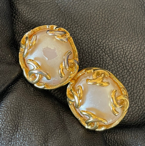 Vintage CHANEL golden CC and oval pearl earrings. Classic jewelry piece. 0501133an1