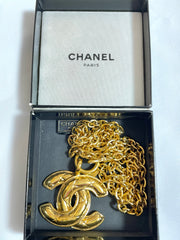 MINT. Vintage CHANEL classic chain necklace with matelasse CC mark pendant top. Gorgeous masterpiece jewelry.  0408249