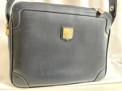 Vintage Celine navy genuine leather shoulder bag with golden logo. Perfect elegance for your daily use. 0410245