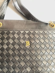 Vintage Bally grey, taupe smooth and suede leather mix intrecciato bag with gold tone B motif. Perfect daily use shoulder bag.  0403173