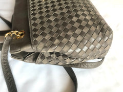 Vintage Bally grey, taupe smooth and suede leather mix intrecciato bag with gold tone B motif. Perfect daily use shoulder bag.  0403173