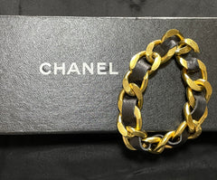 MINT. Vintage Chanel golden chain and black bracelet with CC motifs. Must have 90s classic jewelry from Chanel. 0411272