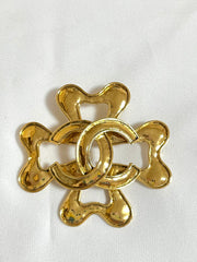 Vintage Chanel large flower clover brooch with CC mark. Gorgeous masterpiece jewelry. 0408244