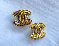 Vintage CHANEL earrings with matelasse CC marks. Beautiful and rare jewelry. 050327ya1
