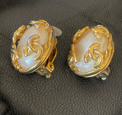 Vintage CHANEL golden CC and oval pearl earrings. Classic jewelry piece. 0501133an1