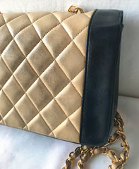 Vintage CHANEL beige and black frame lambskin 2.55 classic flap shoulder bag with golden CC. Popular purse Diana bag. 0403178