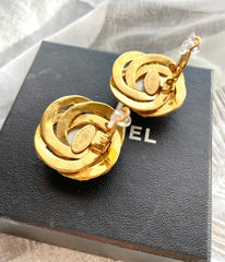 Vintage CHANEL golden flower frame and pearl earrings with CC mark. Beautiful jewelry piece. 0412011