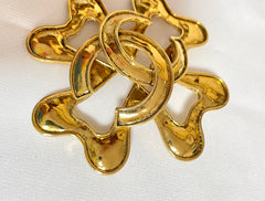 Vintage Chanel large flower clover brooch with CC mark. Gorgeous masterpiece jewelry. 0408244