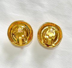 Vintage CHANEL golden round shape faux pearl earrings with cutout logo. Chic and elegant look. 0409211